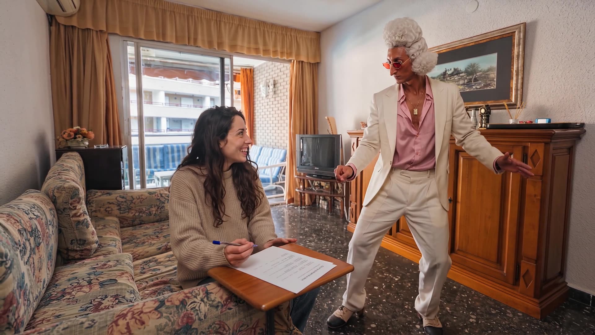 Episodio 2: Lucía firma la exclusiva en su salón mientras el Caniche se marca un baile