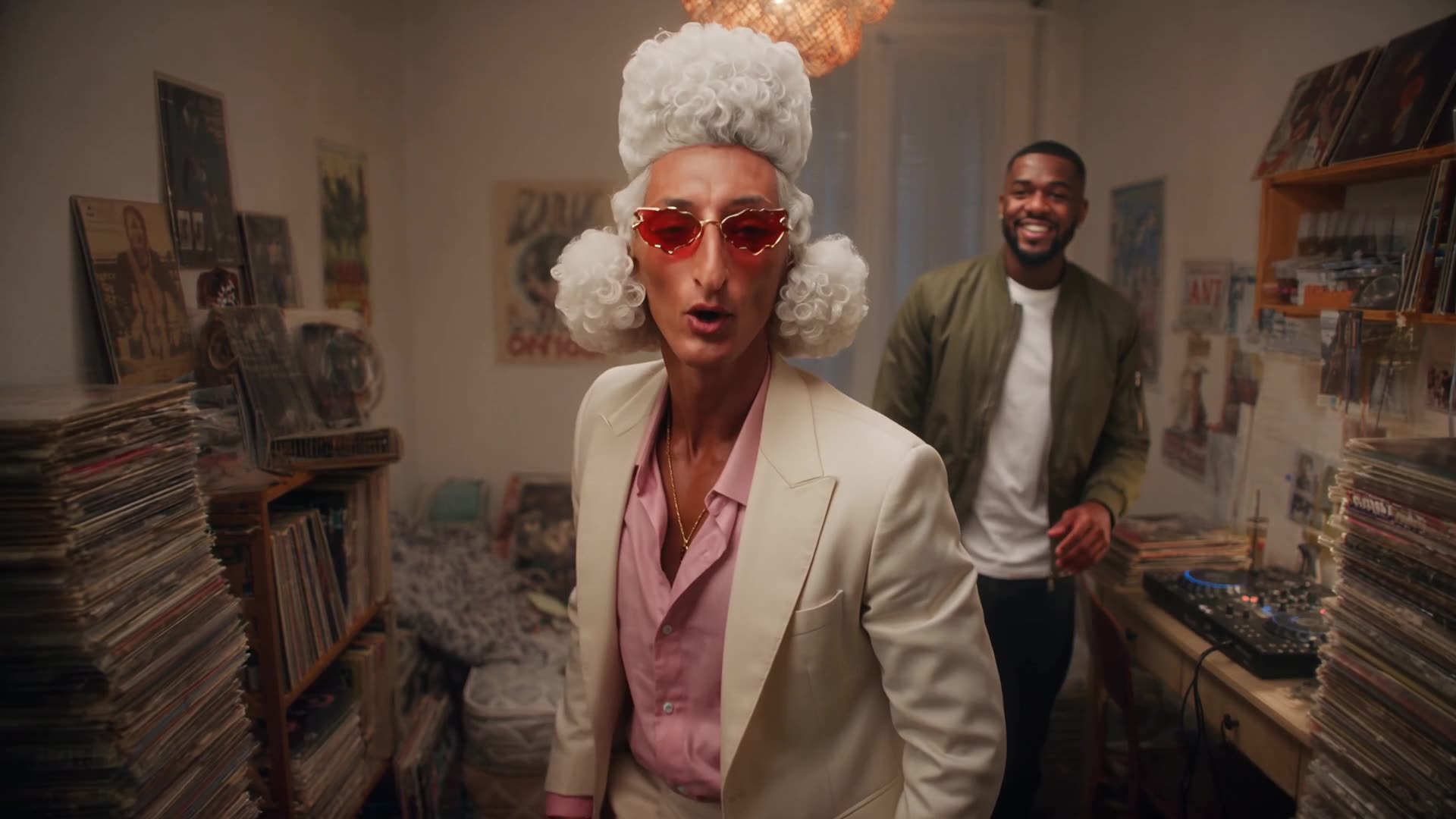 Episodio 6: el Caniche se marca un baile en el piso de vinilos de Jamie