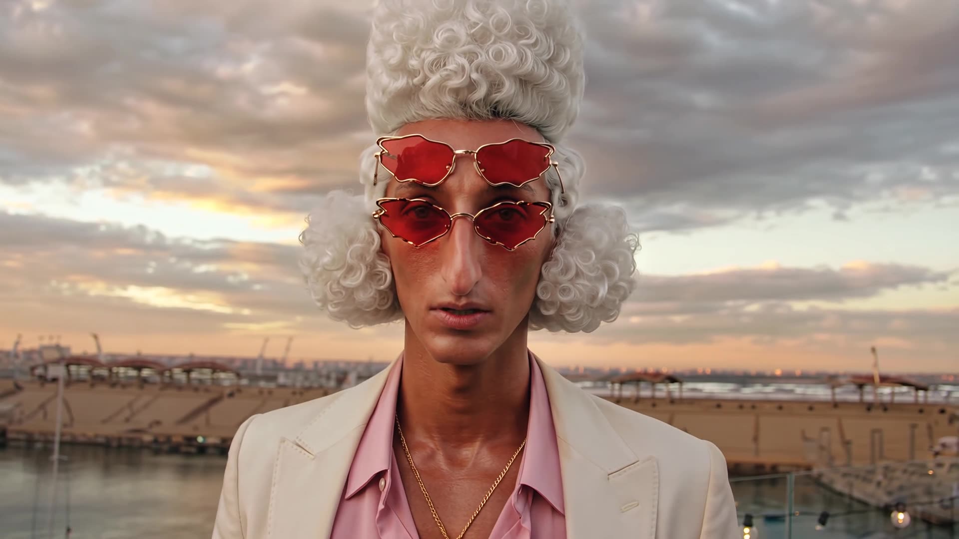 Episodio 4: primer plano del Caniche con sus gafas rojas al atardecer en la Marina